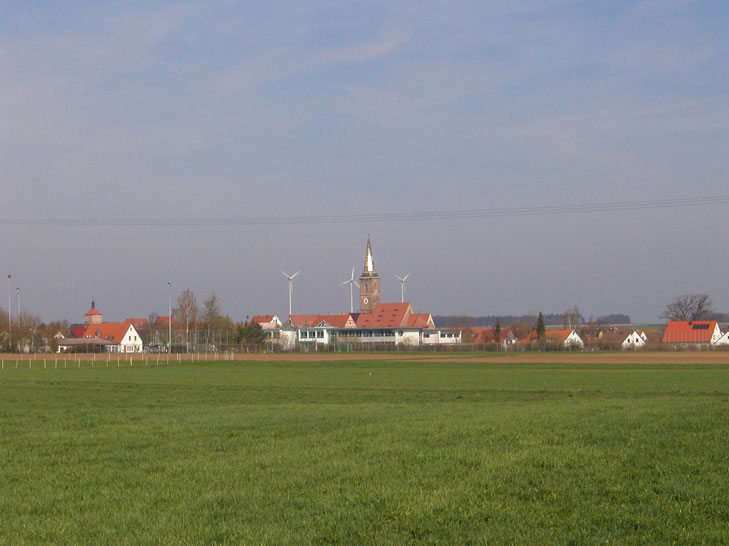 Windkraftanlagen bei
                  bayrischem Dorf